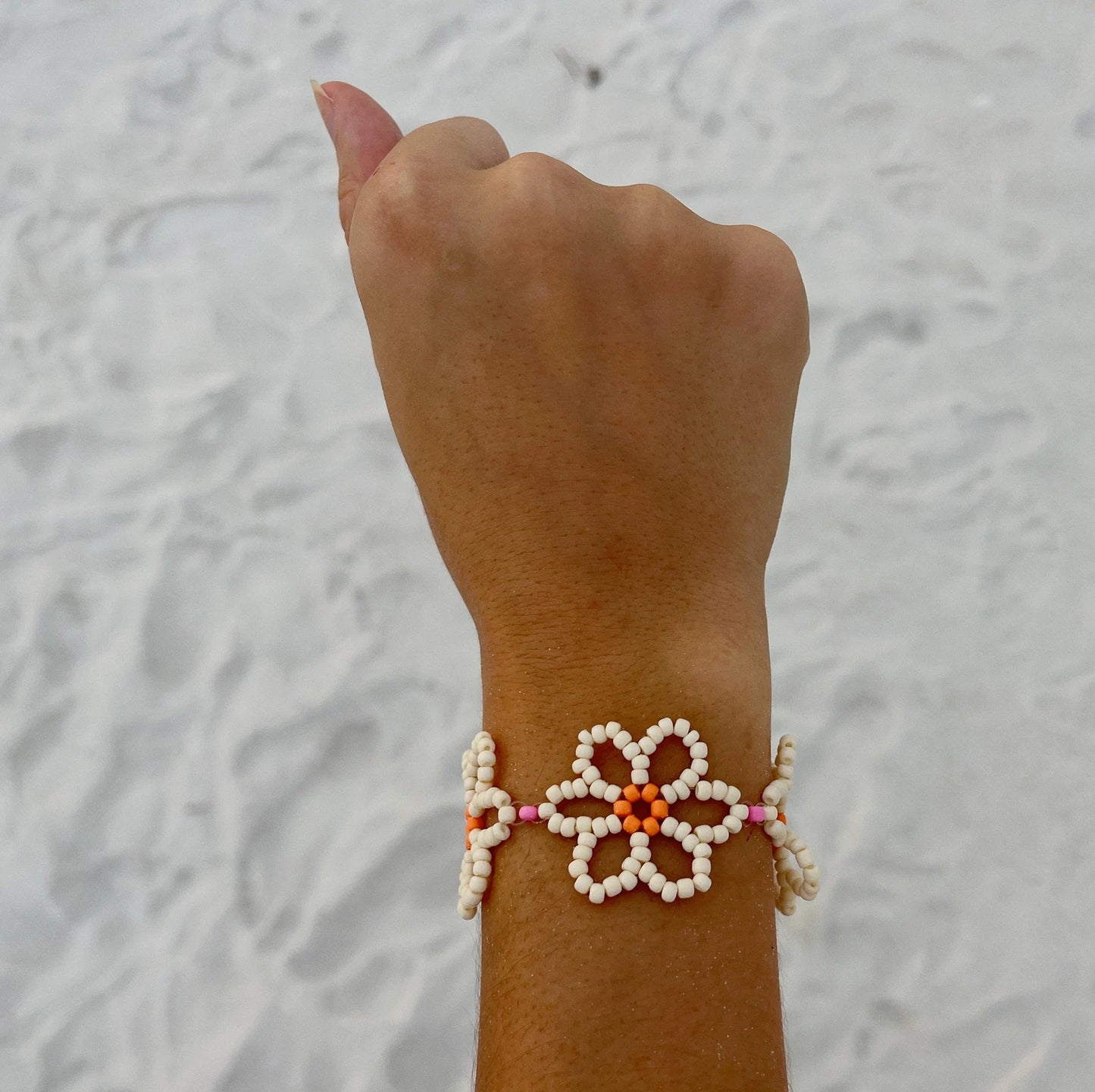 Dainty Beaded Daisy Bracelet